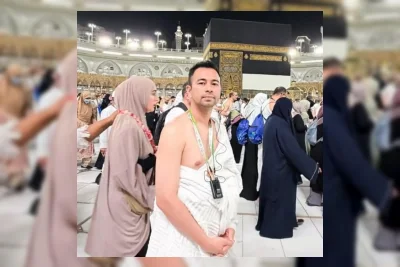 Raffi Ahmad Bagikan Momen Ibadah Haji di Mekkah, Salat di Shaf Terdepan Ka'bah