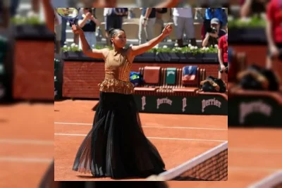 Naomi Osaka Pukau Penonton Prancis Terbuka dengan Gaun Emas
