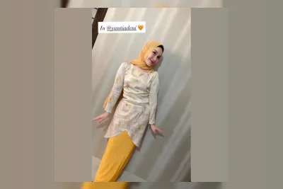 Ayu Ting Ting Tampil Anggun dengan Busana Kuning Lembut saat Idul Adha