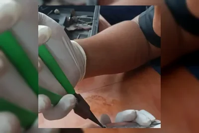 Tim Damkar Solo Evakuasi Kaki Mahasiswi Terjebak di Selokan UNS