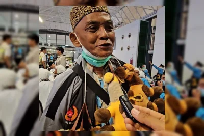 Jemaah Haji Asal Soppeng Kalungkan Boneka Unta Demi Cucu