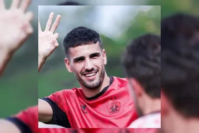 Bek Persik Kiko Carneiro Perpanjang Kontrak hingga 2028 Usai Alami Cedera