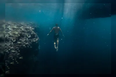 Viral: Aksi Pria Coba Belah Laut ala Nabi Musa Berakhir Kacau
