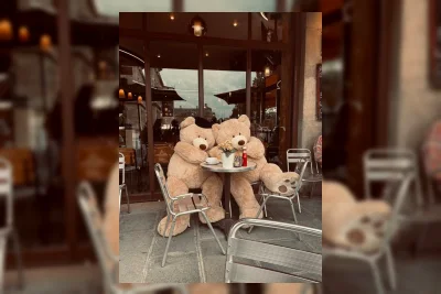 Foto Prabowo di Paris Hiasi Ruang Kerja Seskab Teddy, Publik Soroti Kemewahan