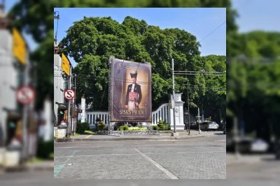 Lembaga Dewan Adat Pasang Baliho Raja Baru Keraton Surakarta di Gladag