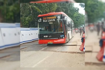 Perbaikan Jalan Amblas di Lenteng Agung, Rute Transjakarta Dialihkan