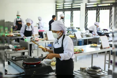 Prasetyo Pastikan Makan Bergizi Gratis 2026 Tetap Jalan: Resmi dan Aman