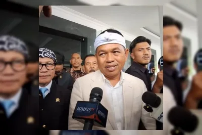 Gubernur Jabar Serahkan Bonus Rp1 Miliar ke Persib Bandung