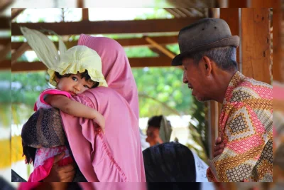 Aksi Viral Kakek Jemaah Haji 2026 Rela 'Jadi Gantungan' Boneka Demi Cucu