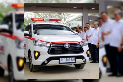 Toyota Serahkan Tiga Unit Ambulans Kijang Innova ke RSUD Muda Sedia