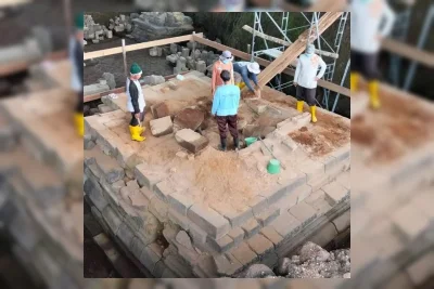 Pekerja Pemugaran Candi Losari Magelang Temukan Kepingan Logam Diduga Emas