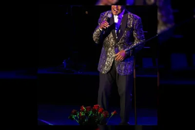 Kabar Duka Peabo Bryson dan Pernikahan Mewah Dua Lipa di Italia
