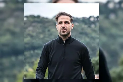 Barcelona Siapkan Cesc Fabregas sebagai Pengganti Hansi Flick