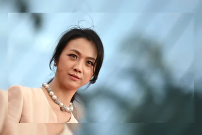 Tang Wei Hamil Dilihat Bepergian dengan Suami Kim Tae-yong, Spekulasi Bayi Kedua Menguat