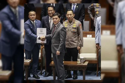 DPR Sahkan RUU Polri, Atur Batas Usia Pensiun Perwira Tinggi