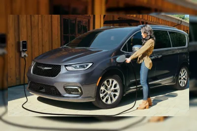 Chrysler Imbau Pemilik Pacifica Hybrid Berhenti Mengisi Daya dan Parkir di Luar Akibat Risiko Kebakaran Baterai