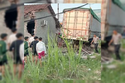Truk Muatan Penyedap Rasa Tabrak Dua Warung di Cirebon, Satu Tewas