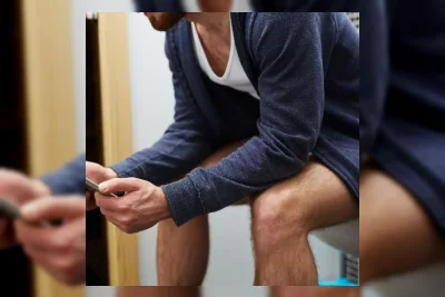 Bahaya Main Ponsel di Toilet, Risiko Ambeien Meningkat 46 Persen