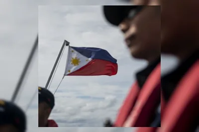Filipina Desak China Singkirkan Struktur Terapung di Scarborough Shoal