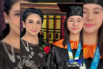 Siti KDI Menangis Haru Dapat Kejutan Sederhana dari Elif Saat Kelulusan SD