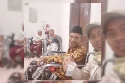 Petugas Haji Beri Santunan Uang dan Oleh-Oleh untuk Jemaah Lansia Asal Kendal