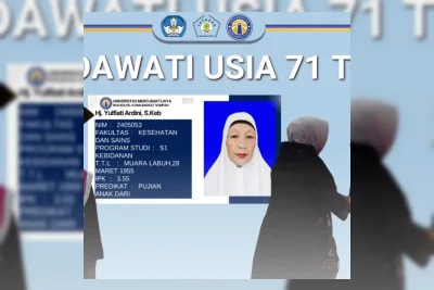 Yulfiati Ardini, 71 Tahun, Raih Gelar Sarjana Kebidanan Cumlaude