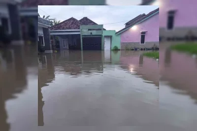 Banjir Pertama dalam 19 Tahun, Keluarga Ini Alami Momen Panik