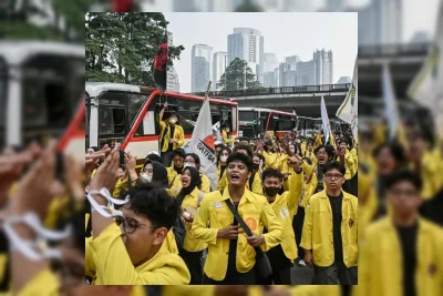 Mahasiswa Bertahan Hingga Malam di Sudirman, Aparat Blokade Jalan