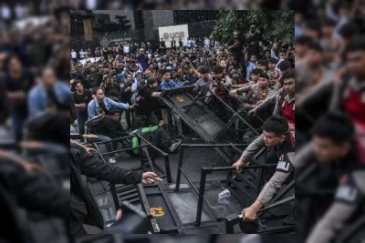 Polisi Bubarkan Demonstrasi di Jalan Sudirman Jakarta Pusat