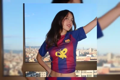 Tren Sporty Chic: Padukan Jersey Sepak Bola dengan Gaya Feminin