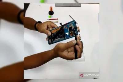 iFixit Bongkar Trump Mobile T1, Ternyata Kembaran HTC U24 Pro