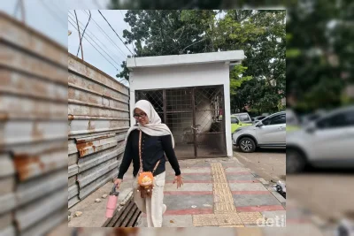 Satpol PP Bandung Bongkar Paksa Garasi Ilegal di Trotoar Jalan Ambon