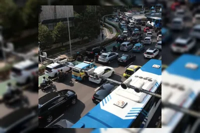 Pengendara Mobil Nekat Lawan Arus Demi Hindari Polisi Viral di Medsos