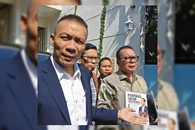Rismon Sianipar Serahkan Buku Otentikasi Ijazah Jokowi ke Mantan Presiden
