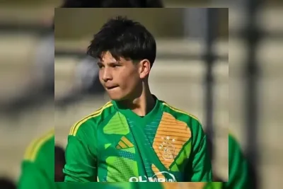 Ajax Amsterdam Ikat Kiper Muda Keturunan Indonesia Giovanni van der Wijst