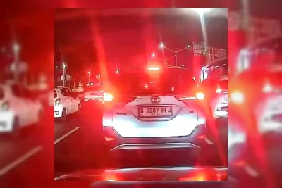 Buka Kaca Mobil Saat Macet, Risiko Penjambretan Mengintai