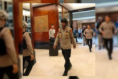 Aparat Gabungan Kosongkan Kawasan Eks Hotel Sultan Jakarta