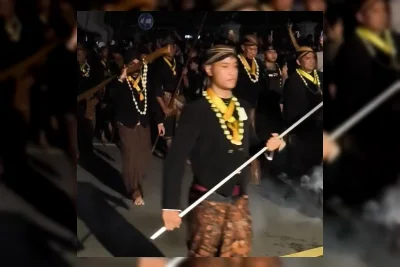 Peserta Pria Pakai Kebaya di Kirab Malam 1 Suro Mangkunegaran Viral, Warganet Kritik