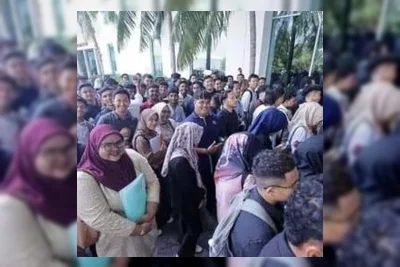 Ribuan Warga Malaysia Antre 2 Km Demi Lowongan Pabrik Semikonduktor Jerman