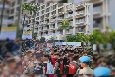Simpatisan Hotel Sultan Lempar Petugas Saat Eksekusi Lahan GBK