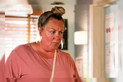 Lorraine Stanley Kembali ke EastEnders sebagai Karen Taylor