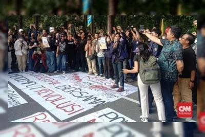 Demo Mahasiswa di Denpasar Serahkan Tuntutan ke DPRD Bali