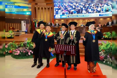 Momen Haru Anang Hermansyah Wisuda Bareng Istri dan Anak di Unair
