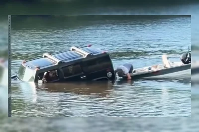 Hummer H3 Tenggelam dalam Hitungan Detik Saat Peluncuran Perahu Gagal