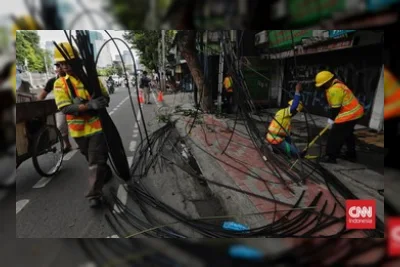 Truk Terguling di Flyover Tomang Jakbar, Muatan Besi Tumpah ke Jalanan