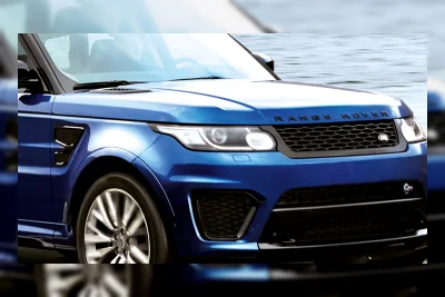 Range Rover SVR Senilai Rp2,6 Miliar Tenggelam Saat Coba Menyelamatkan Ford Van