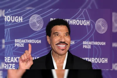 Lionel Richie Hentikan Konser karena Jatuh Sakit di Atas Panggung