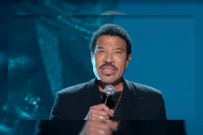 Lionel Richie Tunda Dua Konser Usai Alami Insiden Kesehatan di Panggung