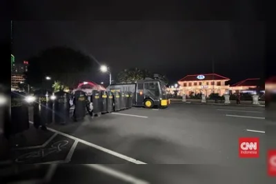 Polisi Tangkap Belasan Demonstran dalam Aksi #IndonesiaSekarat di Surabaya