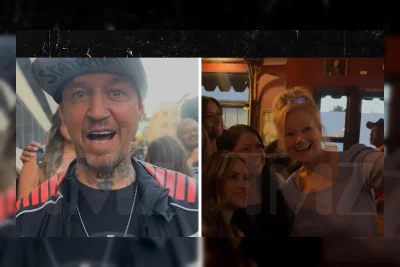 Aktor 'Sabrina the Teenage Witch' Caroline Rhea Mampir di TMZ Comedy Crawl